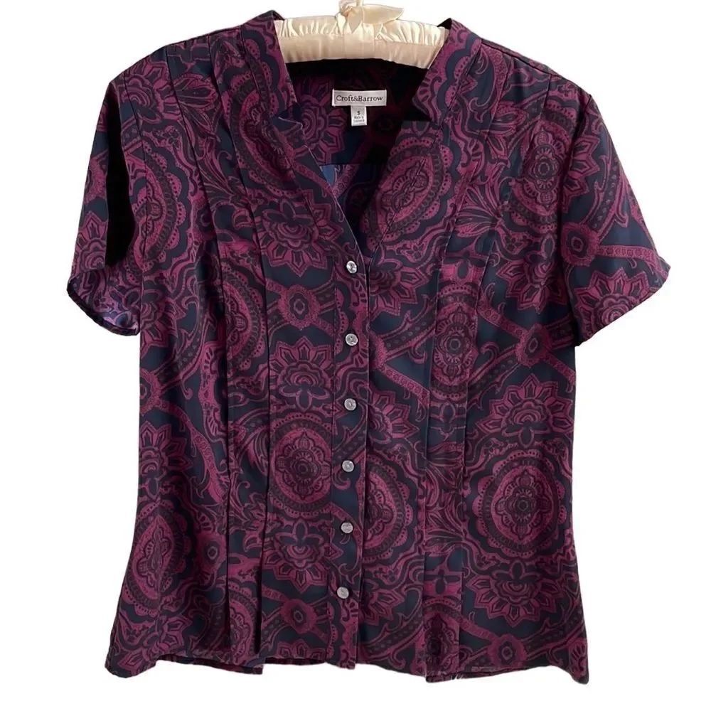 CROFT & BARROW  Ladies Button Up VNeck Blouse Floral Design Burgundy Black SZ S